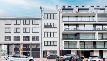 Studio rénové avec grande terrasse (+-13 m²) dans le centre, à quelques pas de la mer.