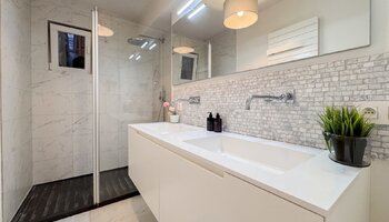 Prachtig en ruim gerenoveerd 2SLK-appartement in de Lippenslaan