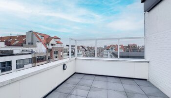 Gerenoveerde studio met ruim terras (+-13 m2) in het centrum op wandelafstand van de zee