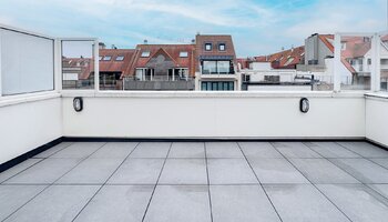 Gerenoveerde studio met ruim terras (+-13 m2) in het centrum op wandelafstand van de zee
