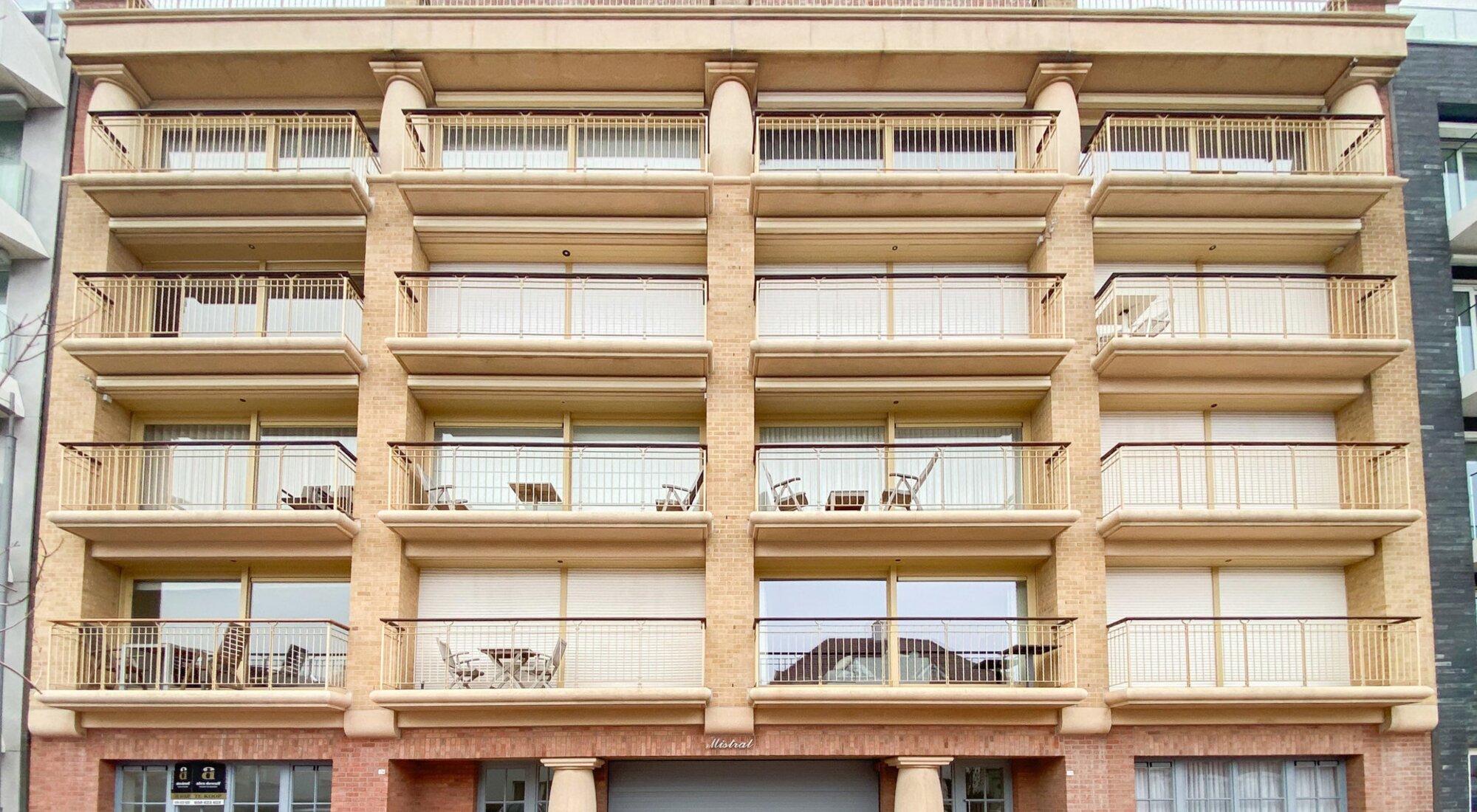 Emplacement spacieux, facilement accessible et situé au centre