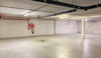 Emplacement spacieux, facilement accessible et situé au centre