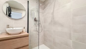 Spacieux appartement rénové de 2 chambres situé près de Lippenslaan et de la plage