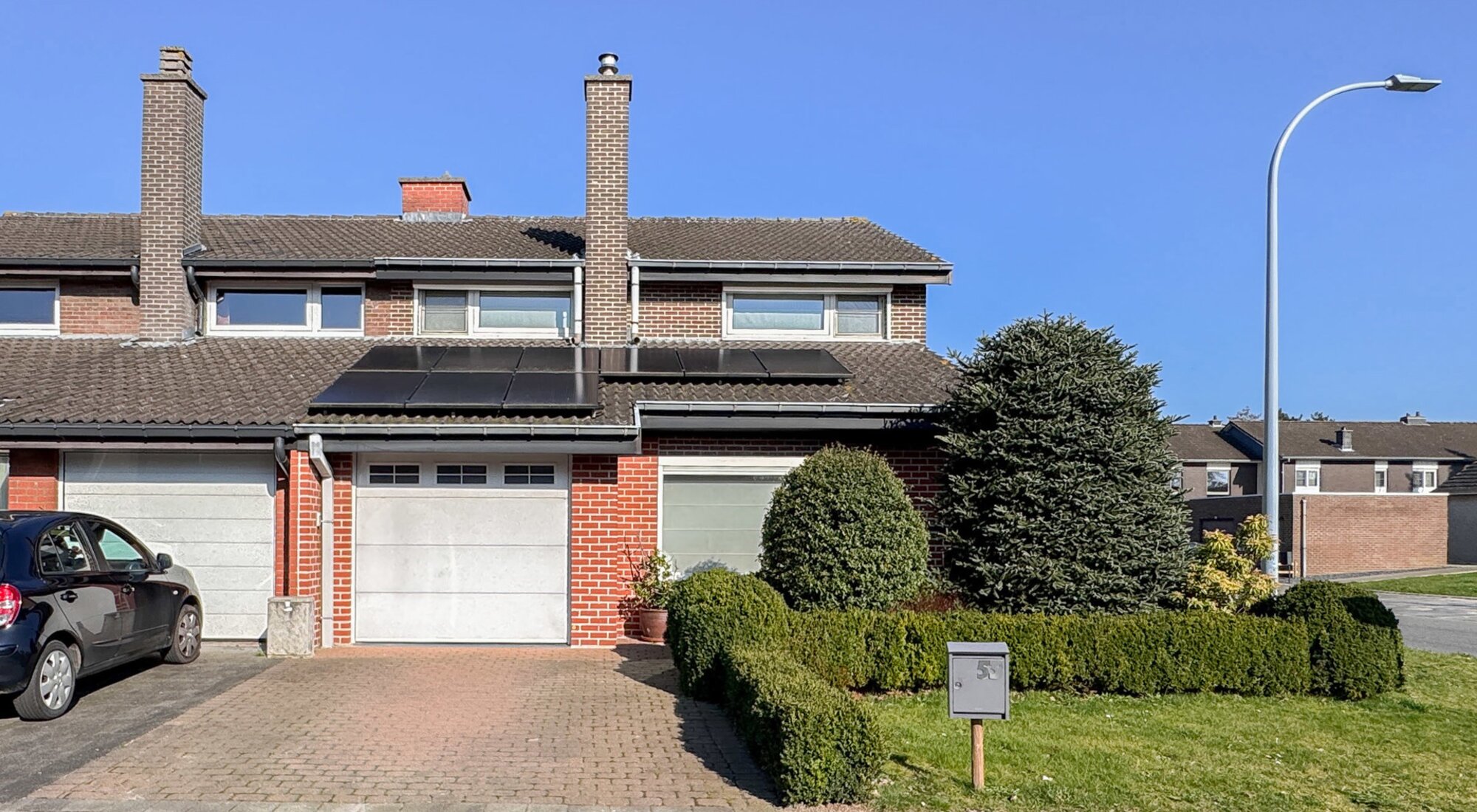 Maison semi-ouverte située dans un quartier calme