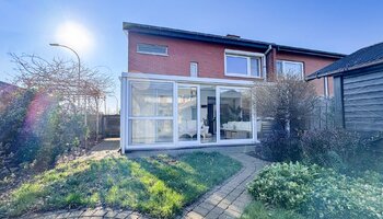 Maison semi-ouverte située dans un quartier calme