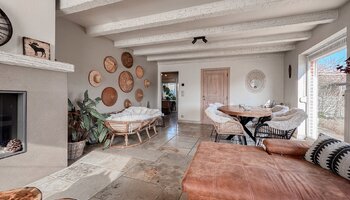 Maison semi-ouverte située dans un quartier calme