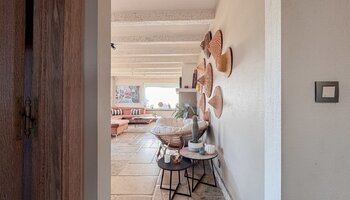 Maison semi-ouverte située dans un quartier calme