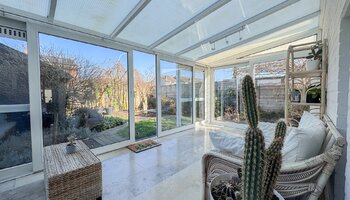 Maison semi-ouverte située dans un quartier calme