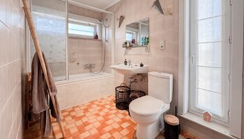 Maison semi-ouverte située dans un quartier calme