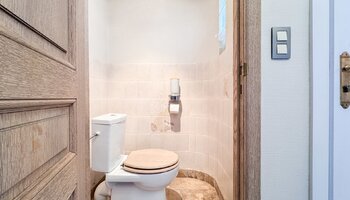 Maison semi-ouverte située dans un quartier calme