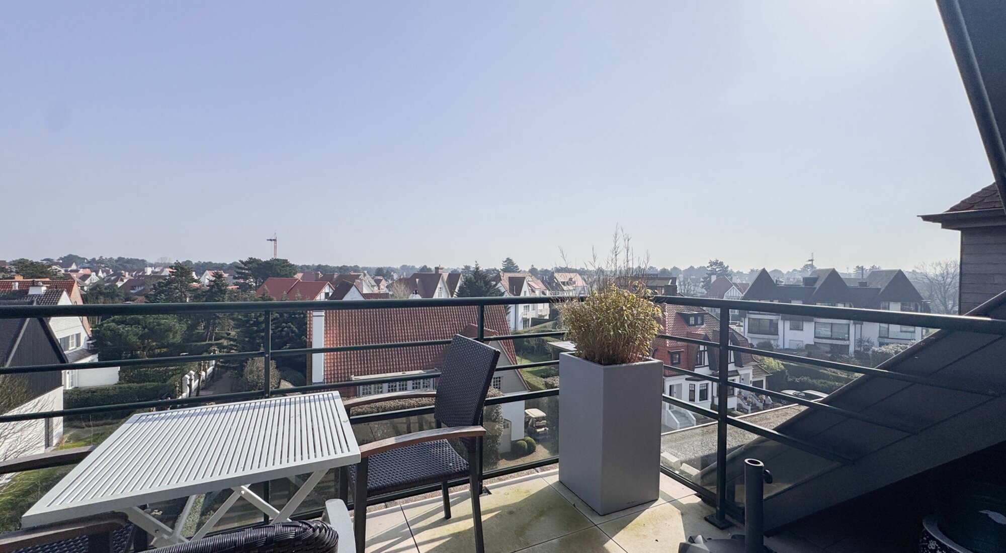 Duplex avec 3 chambres, grande terrasse ensoleillée et vue exceptionnellement dégagée