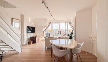 Duplex avec 3 chambres, grande terrasse ensoleillée et vue exceptionnellement dégagée