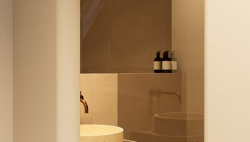 Luxueus gerenoveerde penthouse met zonnige terrassen gelegen te Dumortierlaan vlakbij de zee 