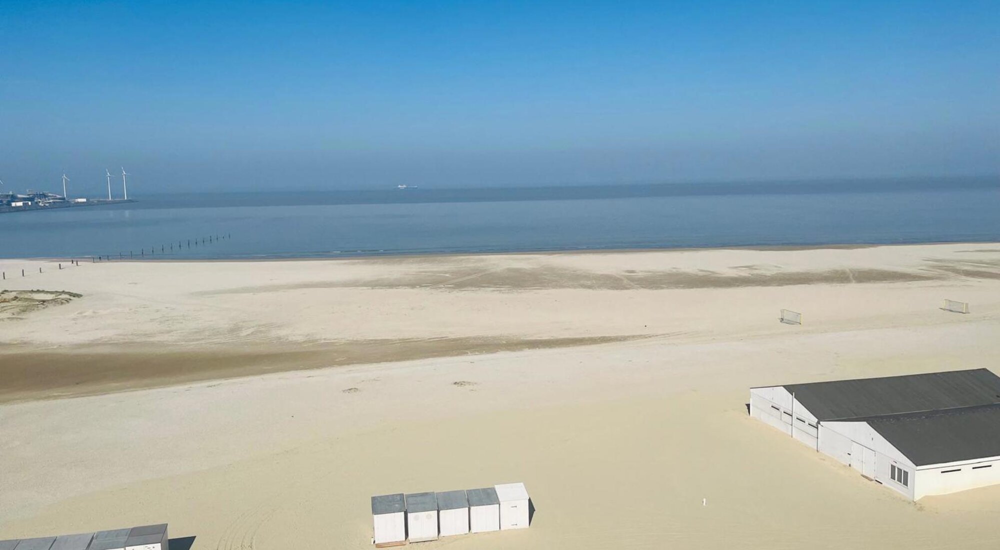 Ruim en luxueus gerenoveerd 3SLK-appartement op de Zeedijk in Heist