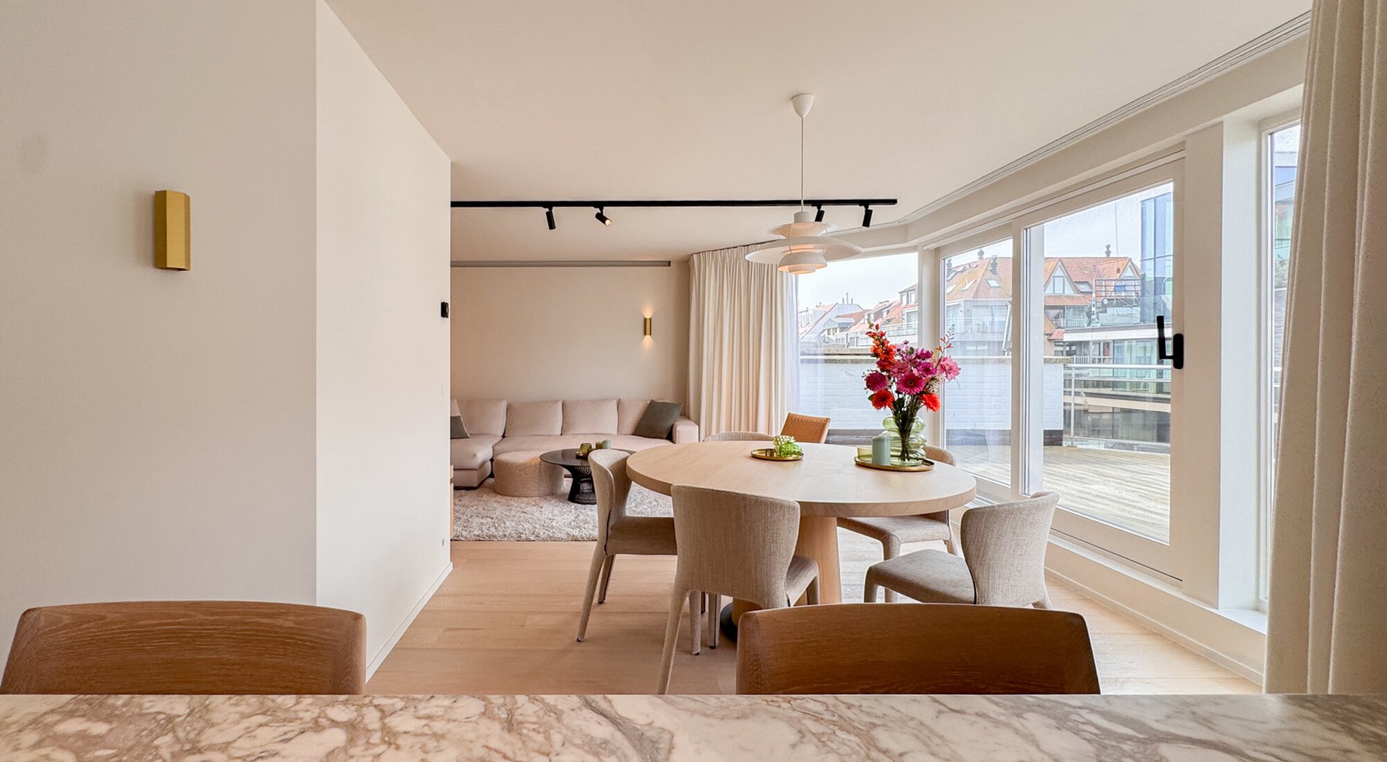 Magnifique et spacieux penthouse de 3 chambres avec de grandes terrasses, situé à proximité de la mer et du centre-ville