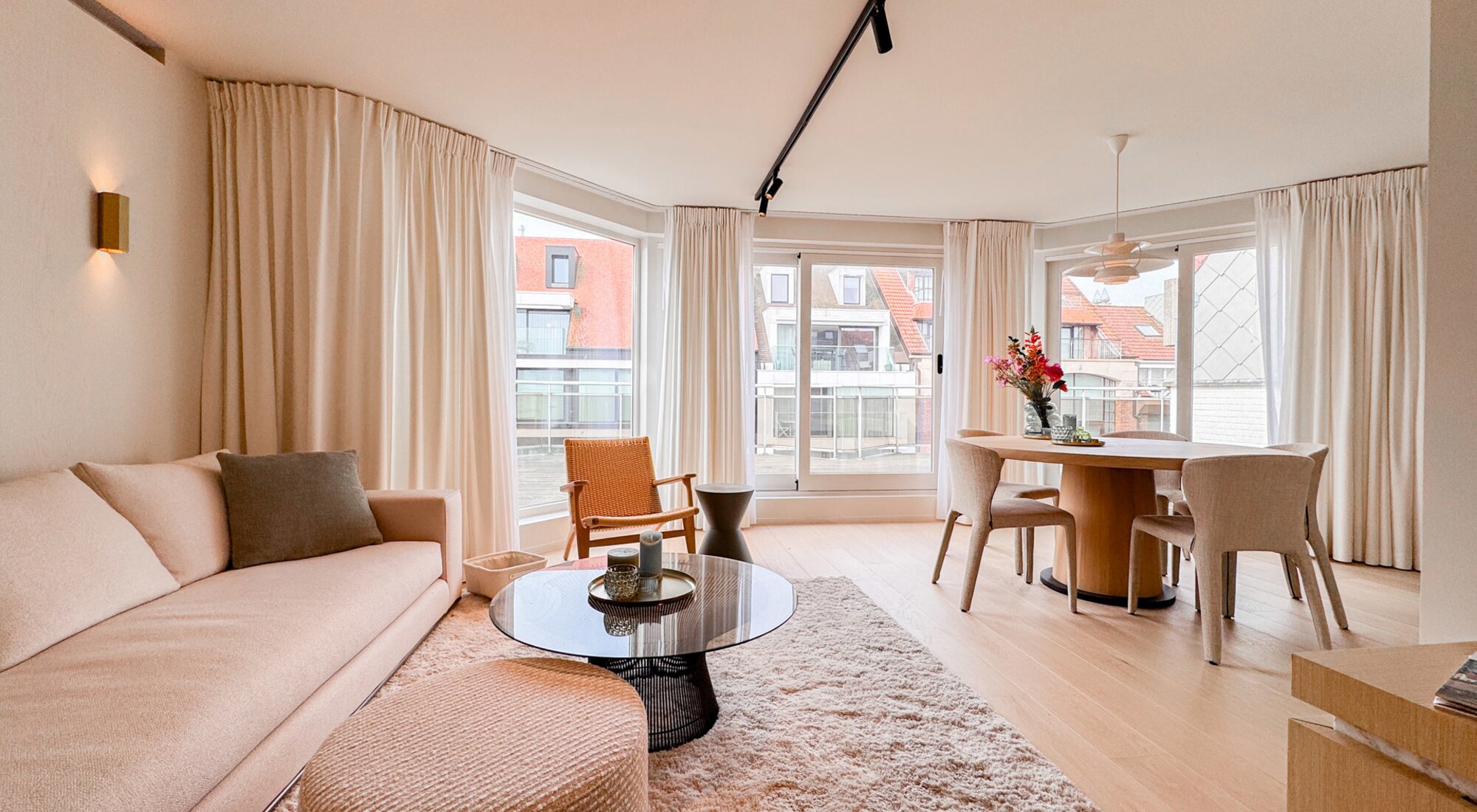 Subliem gerenoveerde penthouse met 3SLK en fenomenale terrassen vlakbij de zee en het centrum