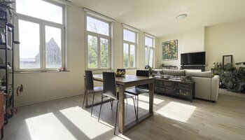 Lichtrijk appartement in karaktervol gebouw