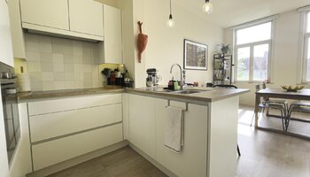 Lichtrijk appartement in karaktervol gebouw