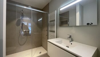 Appartement neuf avec 2 chambres situé près du centre-ville