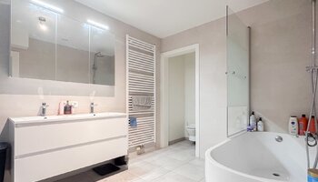 Instapklaar appartement met 2 slaapkamers en garage