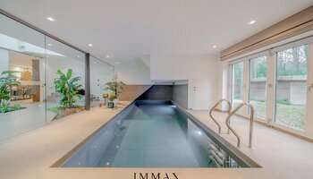 Exclusieve villa met binnenzwembad op uiterst gegeerde ligging