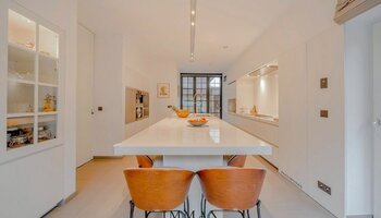 Exclusieve villa met binnenzwembad op uiterst gegeerde ligging