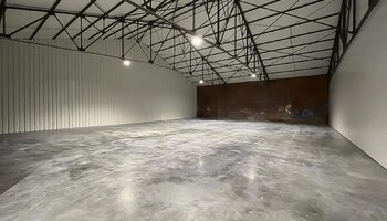 Spacieux hangar à Torhout à deux pas de l'E403 !