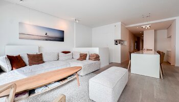 Uniek gelijkvloers appartement met extra benedenverdieping, terras en tuin