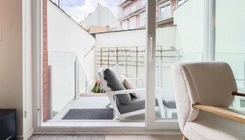 Uniek gelijkvloers appartement met extra benedenverdieping, terras en tuin