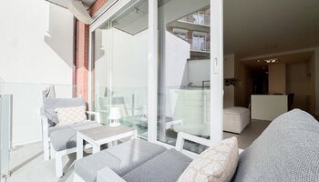 Uniek gelijkvloers appartement met extra benedenverdieping, terras en tuin
