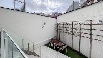Uniek gelijkvloers appartement met extra benedenverdieping, terras en tuin