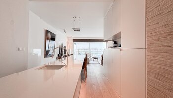 Uniek gelijkvloers appartement met extra benedenverdieping, terras en tuin