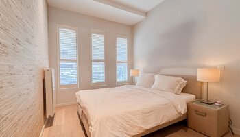 Uniek gelijkvloers appartement met extra benedenverdieping, terras en tuin