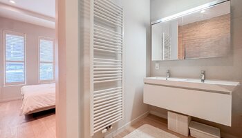 Uniek gelijkvloers appartement met extra benedenverdieping, terras en tuin