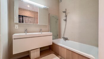 Uniek gelijkvloers appartement met extra benedenverdieping, terras en tuin