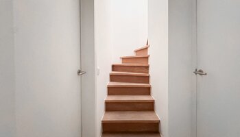 Uniek gelijkvloers appartement met extra benedenverdieping, terras en tuin