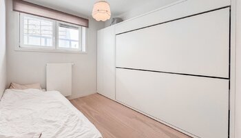 Uniek gelijkvloers appartement met extra benedenverdieping, terras en tuin