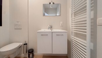 Uniek gelijkvloers appartement met extra benedenverdieping, terras en tuin