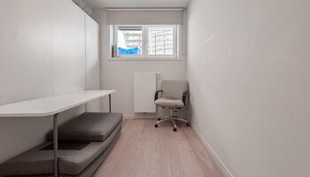 Uniek gelijkvloers appartement met extra benedenverdieping, terras en tuin