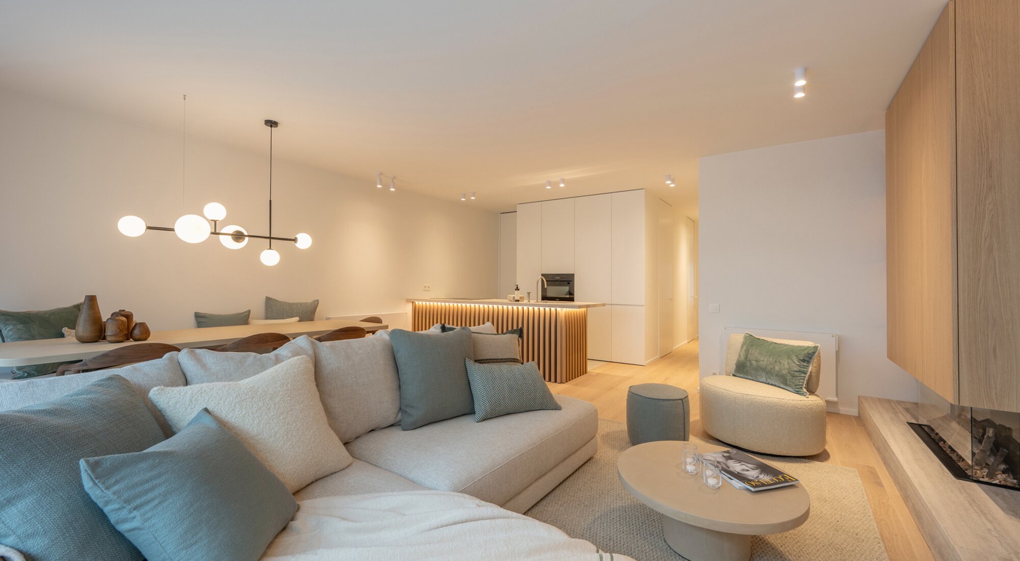 Appartement spacieux et aux finitions haut de gamme, comprenant 3 chambres, situé sur la Lippenslaan, à proximité de la place Van Bunnen