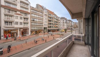 Appartement spacieux et aux finitions haut de gamme, comprenant 3 chambres, situé sur la Lippenslaan, à proximité de la place Van Bunnen