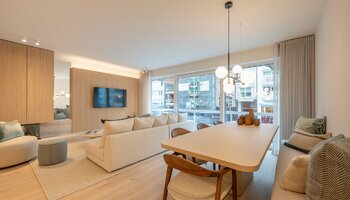 Appartement spacieux et aux finitions haut de gamme, comprenant 3 chambres, situé sur la Lippenslaan, à proximité de la place Van Bunnen