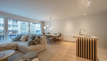 Appartement spacieux et aux finitions haut de gamme, comprenant 3 chambres, situé sur la Lippenslaan, à proximité de la place Van Bunnen