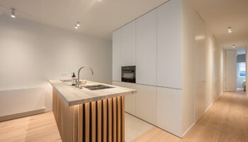 Appartement spacieux et aux finitions haut de gamme, comprenant 3 chambres, situé sur la Lippenslaan, à proximité de la place Van Bunnen