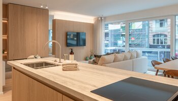 Appartement spacieux et aux finitions haut de gamme, comprenant 3 chambres, situé sur la Lippenslaan, à proximité de la place Van Bunnen