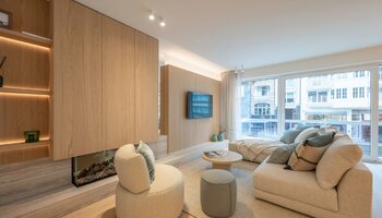 Appartement spacieux et aux finitions haut de gamme, comprenant 3 chambres, situé sur la Lippenslaan, à proximité de la place Van Bunnen