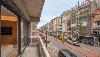 Appartement spacieux et aux finitions haut de gamme, comprenant 3 chambres, situé sur la Lippenslaan, à proximité de la place Van Bunnen