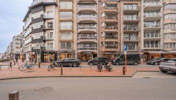 Appartement spacieux et aux finitions haut de gamme, comprenant 3 chambres, situé sur la Lippenslaan, à proximité de la place Van Bunnen