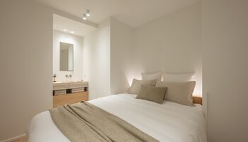 Appartement spacieux et aux finitions haut de gamme, comprenant 3 chambres, situé sur la Lippenslaan, à proximité de la place Van Bunnen