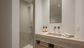 Appartement spacieux et aux finitions haut de gamme, comprenant 3 chambres, situé sur la Lippenslaan, à proximité de la place Van Bunnen